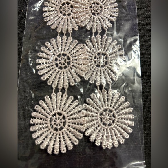NWT Mai Collection Long light Pink Lace Daisy earrings - Picture 2 of 4